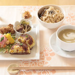 ププ　キッチン - プレートランチの一例　（メインデリ＋他４品、汁物、玄米ご飯、ドリンク付き）