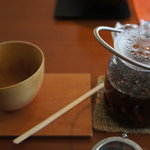 Kafesashakanetanaka - 木の器に紅茶が出てきます