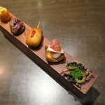 sincere - 5種のアミューズ：サーモンのロール フロマージュ・ブランを忍ばせて ほおずき乗せ、カカオのパイと猪のパテ、半熟卵とイベリコ生ハムのパン乗せ、ブーダン・ノワールのミニ・ホットドッグ、ホタルイカとイカスミのお焦げ