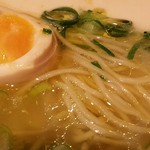 黄金の塩らぁ麺 ドゥエイタリアン - 麺は細麺。