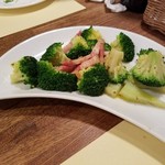 ビストロ オララ - ブロッコリーとベーコンのアーリオオーリオ