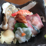 海さくら - 海鮮丼のアップ
      具材が豊富やけん