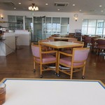 麺屋 千のこな - 客席はカフェテリア方式でかなりゆとりのある造りになってました。
