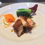 クロモリ - 前菜
      油鶏
      小松菜の葱油和え
      人参の甘酢漬け