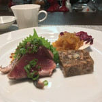 クロモリ - 前菜
      クラゲの冷菜
      カツオの稲藁たたき椒麻ソース
      漢方牛と栗の煮こごり