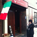 Legumes Saisonnier - イタリア国旗がたなびく入口