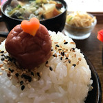 タケウチ - ごはんの上には大きなうめぼしとハートのにんじんが！！！