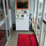 青島食堂 曲新町店 - 入口の券売機