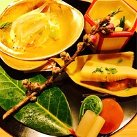 紀風 - 写真左上から、時計回りに。
                白魚 うるい こごみ
                京揚げと青菜のぬた
                かんなか筍と子持ちイカ
                みょうがたけ 蕨 こごみの煮付け 卵黄味噌漬