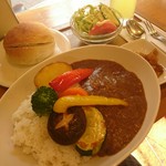 青山カレー工房 - ランパスのミニカレー＋ホイップあんパン＋サラダ＋ドリンク(レモネードアイス)  カレーはツナ入り、ミニサイズとは思えない…笑  