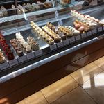 スイーツガーデン ユウジアジキ - 店内には美味しそうなケーキはもとより