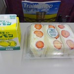Tochibiyori - パレットのとちおとめ苺サンドとレモン牛乳