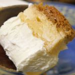 スイーツガーデン ユウジアジキ - クリーミーで甘味と酸味のバランスに優れたチーズ層、ふわふわなスポンジ層、ザクザク食感のビスケット生地がバランスよく配されて中々のウマさ！