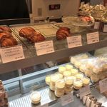 スイーツガーデン ユウジアジキ - クロワッサンや各種焼き菓子などもたっぷり販売しており、どの商品も美味しそう。