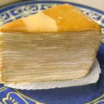 スイーツガーデン ユウジアジキ - 最後に食べたミルクレープは、クレープ生地、生クリーム、クレープ生地、生クリームと、キレイな層となっており