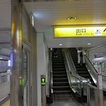 電車を降りたあとは、目の前にあるエスカレーターで改札フロアへと移動。