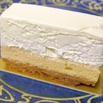 スイーツガーデン ユウジアジキ - チーズ、スポンジケーキ、ビスケット生地の3層構造となったケーキで