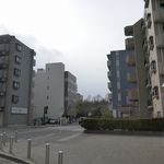 スイーツガーデン ユウジアジキ - 階段を下ったあとは、そのまま歩道を正面へと進み