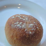 イタリアーノ イワイ - ぱりぱりふっくら自家製パン