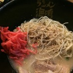 ラーメン海鳴 - 白ごま、紅生姜、トッピング後