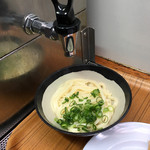 山越うどん - セルフで温かいかけ出汁を注ぎます！（山越うどん） 2017.3