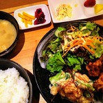 創作ダイニング りとむ - 小海老マヨネーズ炒め＆からあげ【週替りランチ】／850円 (税込)