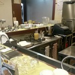 カレー専門店 横浜 - 店内(L型カウンター席のみ)