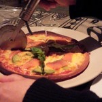 洋食・ビアホール ノマド - 気まぐれピザ　サーモンとアボカドでした　パリパリ生地のピザでした