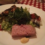 前菜盛り合わせ。豚肉のパテ・ほうれん草のキッシュ・イワシのマリネ