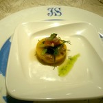 人参のピューレで包んだホタルイカ