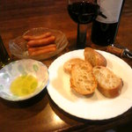 ワインとオリーブオイル、つまみにボイルしたソーセージ