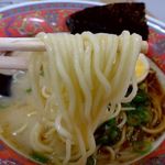 伝統熊本豚骨 伝 - 麺