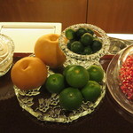 バー クラスター - 必ずカウンターのフルーツに目がいく。ザクロがあるなら…→