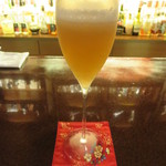 バー クラスター - 開けたシャンパーニュでフルーツカクテルを