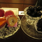 バー クラスター - 夏の日のカウンター上フルーツ