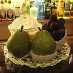 バー クラスター - フルーツの奥のガラス容器内に栗のペースト。秋はクラスターの栗カクテルの季節！この日栗のカクテルを3杯いただく