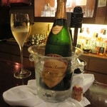 バー クラスター - シャンパーニュはボトルのみ