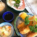 長松 - 日替わりランチ。白身魚フライと刺身。