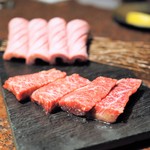 焼肉うしごろ - 厚切りハラミ（手前）