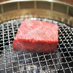 焼肉うしごろ - イチボのステーキ（焼いてるところ）