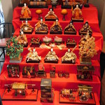 れんが屋 - 入口に飾られた奥様のひな人形