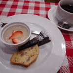 ビストロ アオキ - 金時豆のケーキ、ガトーショコラ、ピーチのゼリー（本日のデザート）、コーヒー