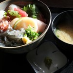 沼津魚市場食堂 - 市場海鮮丼、2,160円也。