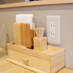 飯田商店 - 店内は木のぬくもりがいっぱい