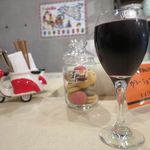 チャオ イタリアン バル - なみなみと注がれるワイン（動かせないから飲んじゃいました。）