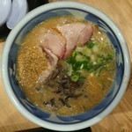 豪快豚骨ゴートン - 味噌GOTON／たっぷりの胡麻は、当方がかけたものです(^^;／ぶれててすいません