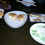 いちばんぼし  - 左から明太子とチーズの春巻、ガーリックトースト、焼き鳥、シーザサラダ