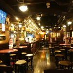 HUB - ガラガラの店内。British Pubとしてとても美しい空間です。