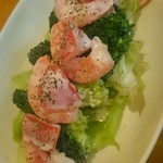 宿場 下北沢店 - プリリン海老オンザトマト。ブロコリたくさん