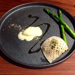 エニェ - ハリイカとグリーンアスパラガス イカ墨のソースとアリオリのアイス添え